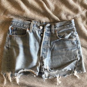 501 Levi’s Distressed shorts